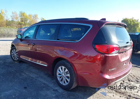 2017 Chrysler Pacifica Touring-L z USA, uszkodzony, nr VIN 2C4RC1BG6HR613742